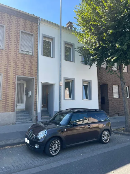 Hausansicht - Haus kaufen in Grevenbroich - Erstbezug nach Modernisierung: Großzügiges Reihenmittelhaus in Grevenbroich