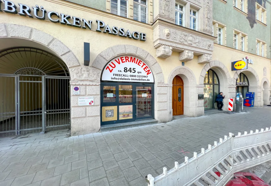 breiterer Gehweg für mögl. Aussenplätze - Laden/Einzelhandel mieten in München - PREISREDUKTION & SUPPORT IN DER STARTPHASE: Einzelhandelsfläche im EG & UG in top Lage