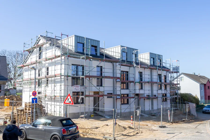 Hausansicht - Haus kaufen in Rommerskirchen Oekoven - Neubauprojekt:Attraktives Reiheneckhaus in Oekoven- Erstbezug im Sommer 2023- Bereits im Bau
