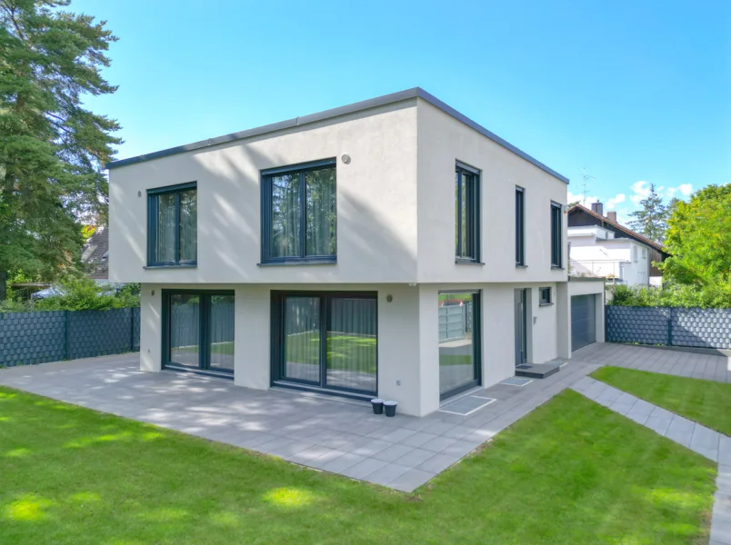 Gartenansicht - Haus kaufen in Ottobrunn - moderne Villa mit hochwertiger Ausstattung auf einem schönem Eckgrundstück in ruhiger Wohnlage