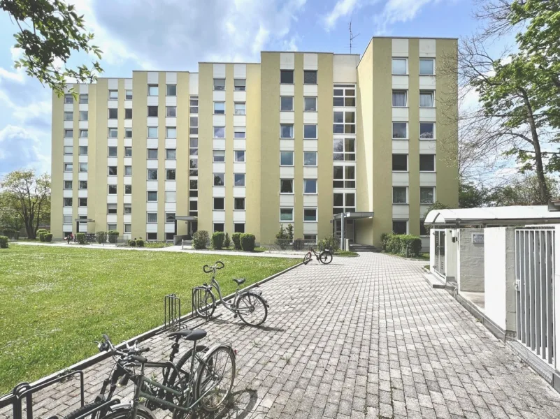 Ostansicht - Wohnung kaufen in Planegg - solide Kapitalanlage: gut geschnittene, vermietete 3-Zimmer Wohnung mit Balkon