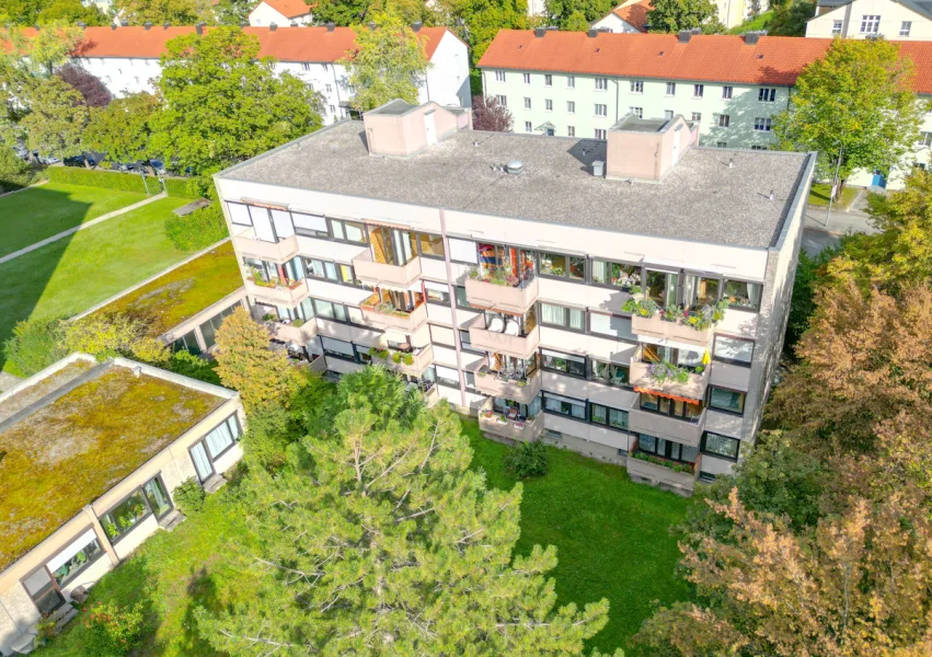 Luftbild - Wohnung kaufen in München - gut geschnittene, helle &  gepflegte 2 / 3-Zimmer- Dachgeschoss-Wohnung mit Tiefgarageneinzelplatz