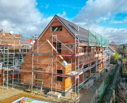 Ansicht - Haus kaufen in Geltendorf - zum Erstbezug im Sommer 2024: Schöne, zeitlose Doppelhaushälfte mit Garage und Stellplatz