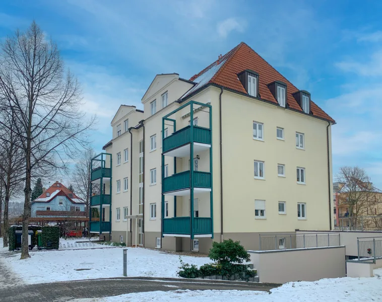 Garageneinfahrt - Wohnung kaufen in Dresden / Laubegast - Laubegast/Lindenpark: Ruhige Dachgeschoss-Maisonette-Wohnung mit zwei Zimmern und Balkon in Elbnähe