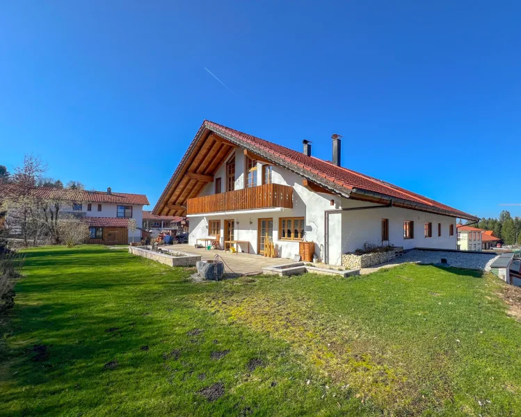 Hausansicht mit Garten und Terrasse - Haus kaufen in Bad Tölz - Hochwertiges Wohnen und Arbeiten mit Bergblick und Garten- Im Herzen des Oberlandes nahe Bad Tölz