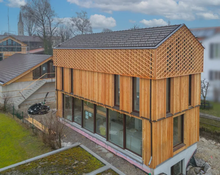 FRÜHLING XXV: Aussenansicht - Haus kaufen in Holzkirchen - Premium Architekten-Stadthaus im Herzen von Holzkirchen- architektonisches und ökologisches Juwel