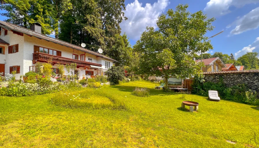 Hausansicht - Haus kaufen in Gmund am Tegernsee / Festenbach - Gmund am Tegernsee:Attraktives Anwesen auf parkähnlichem Areal mit großem Entwicklungspotential
