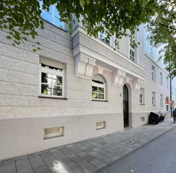 Hauseingang - Wohnung kaufen in München - Potentialreiche Dachgeschoss-Maisonettewohnung in einem gepflegten Denkmalschutzobjekt