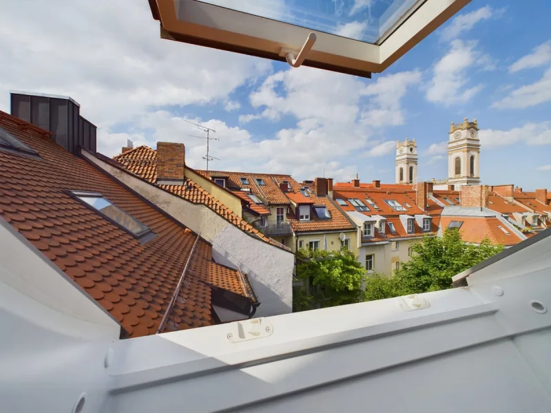 Ausblick aus dem DG Bad - Wohnung kaufen in München - Potentialreiche Dachgeschoss-Maisonettewohnung in einem gepflegten Denkmalschutzobjekt