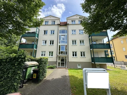 Straßenansicht - Wohnung kaufen in Dresden / Laubegast - Laubegast/Lindenpark: Ruhige Dachgeschoss-Maisonette-Wohnung mit zwei Zimmern und Balkon in Elbnähe