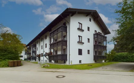 Hausansicht - Wohnung kaufen in Bad Tölz - Bad Tölz: Neu modernisierte 3-Zimmer-Wohnung mit drei Loggien -Blick zum Blomberg-Zum Eigennutz