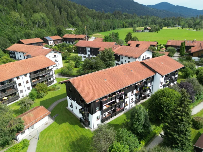 Vogelperspektive - Wohnung kaufen in Bad Tölz - Bad Tölz: Neu modernisierte 3-Zimmer-Wohnung mit drei Loggien -Blick zum Blomberg-Zum Eigennutz