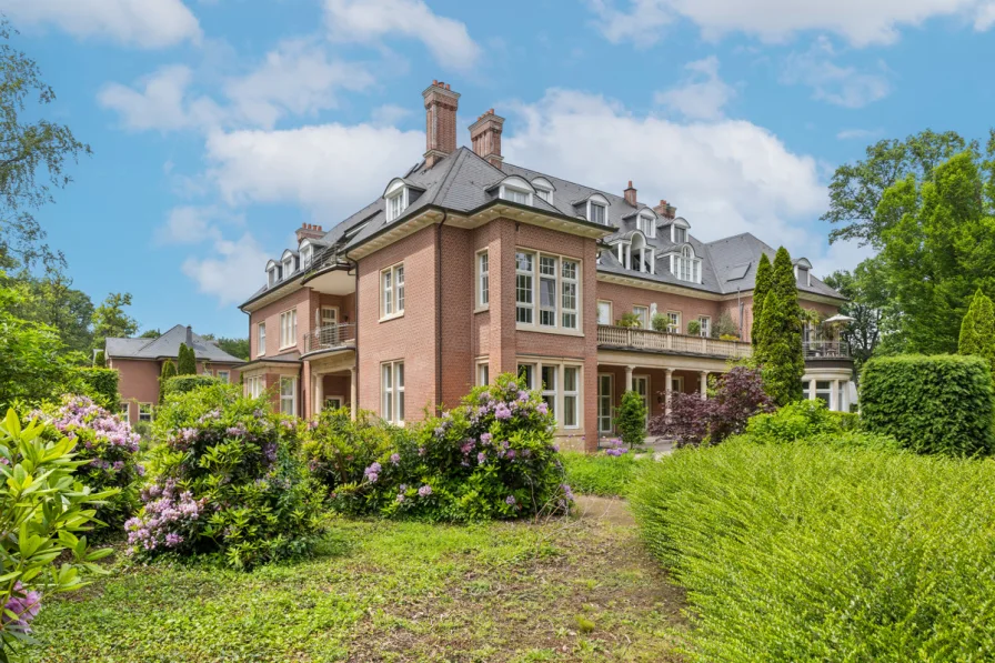 Hausansicht mit Loggia - Wohnung kaufen in Mülheim an der Ruhr - Traumwohnung mit großer Loggia, in einem privaten Villenpark- Vor den Toren Düsseldorfs und Essens