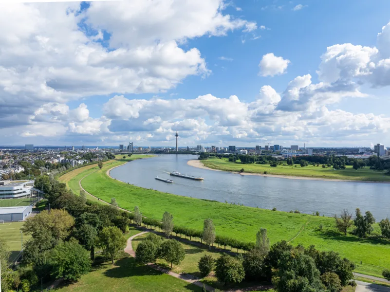 Terrassenausblick / 6. Obergeschoss - Wohnung kaufen in Düsseldorf - Edle Penthouse-Maisonette-Wohnung mit Panorama-Dachterrasse- Rheinblick/Hafen/Rheinturm/Altstadt