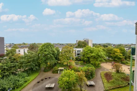 Ausblick von der Loggia - Wohnung kaufen in Düsseldorf / Unterrath - Top Lage in Unterrath:Lichtdurchflutete, ruhige 3-Zimmer-Wohnung mit Panoramablick- Sonnige Loggia