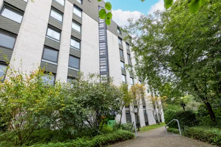 Hausansicht - Wohnung kaufen in Düsseldorf / Unterrath - Top Lage in Unterrath:Lichtdurchflutete, ruhige 3-Zimmer-Wohnung mit Panoramablick- Sonnige Loggia