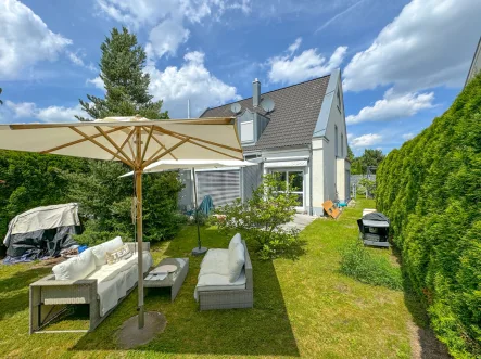 Gartenansicht - Haus kaufen in Nürnberg - Moderne, helle und gepflegte Doppelhaushälfte mit Garage und Carport in top Wohnlage in Mögeldorf