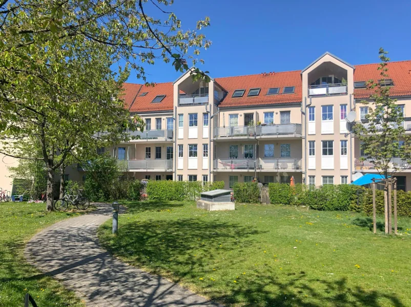 Hausansicht - Wohnung kaufen in München / Feldmoching - Fasanerie:Attraktive 4-Zimmer-Wohnung mit 2 Balkonen im 2. Obergeschoss- modernisiert  2014