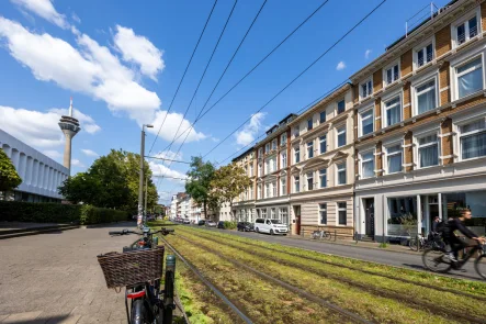 Hausansicht - Haus kaufen in Düsseldorf - Attraktives Mehrfamilienhaus im Lorettoviertel- Perfekte Lage nahe /Medienhafen / Lorettostraße