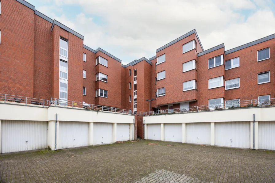 Außenansicht mit Garagenhof - Wohnung kaufen in Neuss / Weckhoven - Zum Selbstbezug:Lichtdurchflutete, ruhige 3-Zimmer-Wohnung im 1. Obergeschoss- Balkon