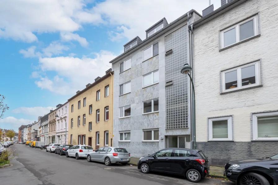 Straßenansicht - Wohnung kaufen in Düsseldorf - Ludwigshafener Straße: Attraktive, lichtdurchflutete 3-Zimmer-City-Wohnung - sofort verfügbar