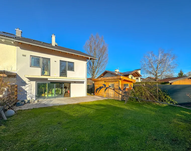 Hausansicht mit Garten - Haus kaufen in Bruckmühl / Thalham - Exklusive Doppelhaushälfte in Bruckmühl - Modernes Wohnen mit Stil und Komfort- Ruhige Wohnlage