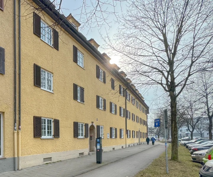 Aussenansicht - Wohnung kaufen in München / Thalkirchen - Maisonette Dachgeschosswohnung - aufgeteilt in 2 Einheiten - in einem denkmalgeschützten Altbau