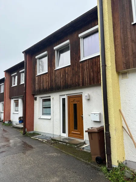 Hausansicht - Haus kaufen in Planegg - Begehrte Lage in Planegg:Split-Level-Reihenmittelhaus mit viel Potential