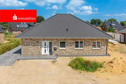 Ansicht Straße - Haus kaufen in Raa-Besenbek - Neubau... aber kein Baustress!  Attraktiver Bungalow in beliebter Wohnlage von Raa-Besenbek! 