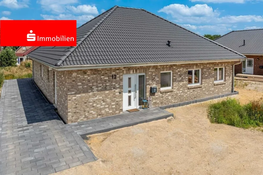 Ansicht Straße - Haus kaufen in Raa-Besenbek - Verkauf nur im Bieterverfahren !Neubau... aber kein Baustress! Bungalow in beliebter Wohnlage von Raa-Besenbek! 