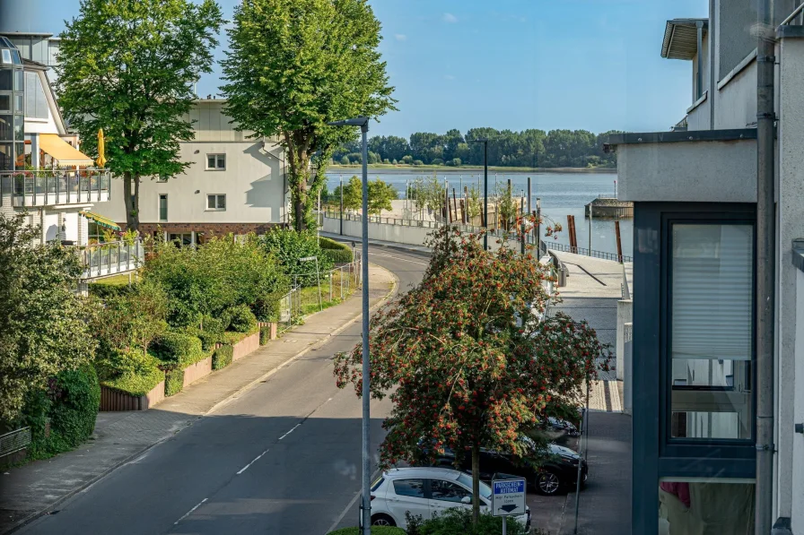 Blick aus dem Esszimmer und Küche 