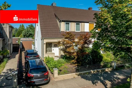 Vorderansicht - Haus kaufen in Elmshorn - Wohnen am Waldrand!Kleine gemütliche Doppelhaushälfte mit Teilkeller und Garage in Elmshorn!