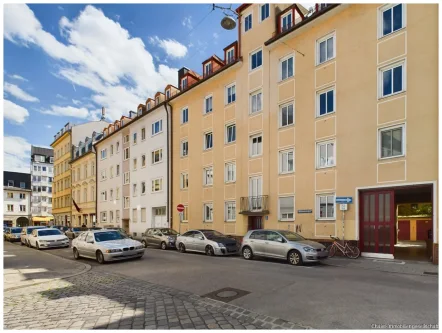 Gebäudeansicht - Wohnung kaufen in München - LEBEN IM UNI-VIERTEL! Großzügige 2-Zimmer-Wohnung mit Südterrasse und viel Potenzial