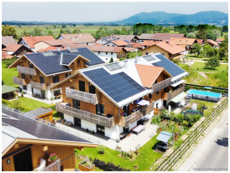 Gebäudeansicht - Wohnung kaufen in Großweil - - ALPENCHARME TRIFFT MODERNE -sonnenverwöhnte Dachgeschoss-Maisonettewohnung mit Bergblick!