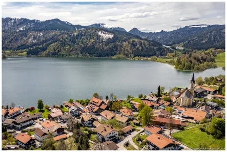 Blick über das Haus und den Ort - Haus kaufen in Schliersee - DAS SCHLIERSEE-IDYLL - Mehrfamilienhaus in Traumlage