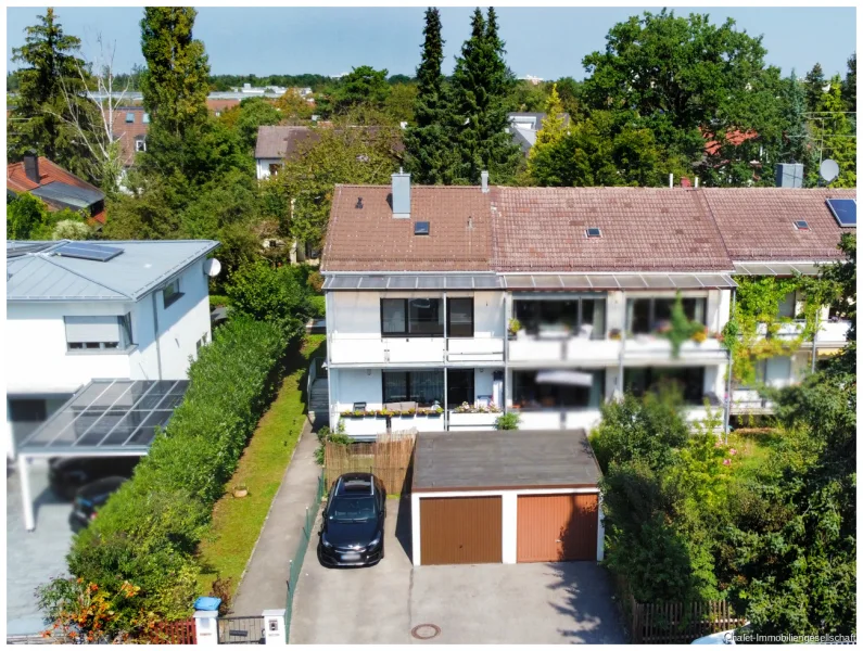 Südansicht des Hauses - Haus kaufen in München - EIN HAUS – ZWEI WOHNUNGEN  Eckhaus in herrlicher Lage mit vielen Möglichkeiten!