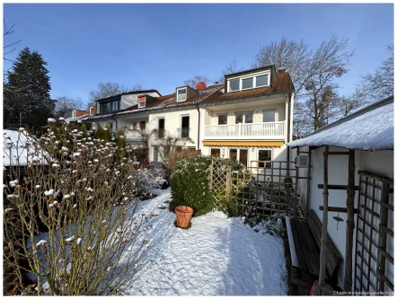 Ansicht Südseite mit Garten - Haus kaufen in München / Pasing-Obermenzing - CHARMANT - GEPFLEGT - FREI Sonniges Reihenendhaus in begehrten Lage von München-Pasing zu verkaufen