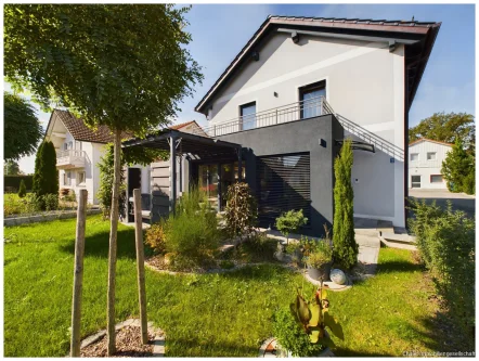 Sonniger Garten mit Terrasse  - Haus kaufen in Kirchham - LIVING IN STYLE - Kernsaniertes Einfamilienhaus mit Topausstattung in Kirchham