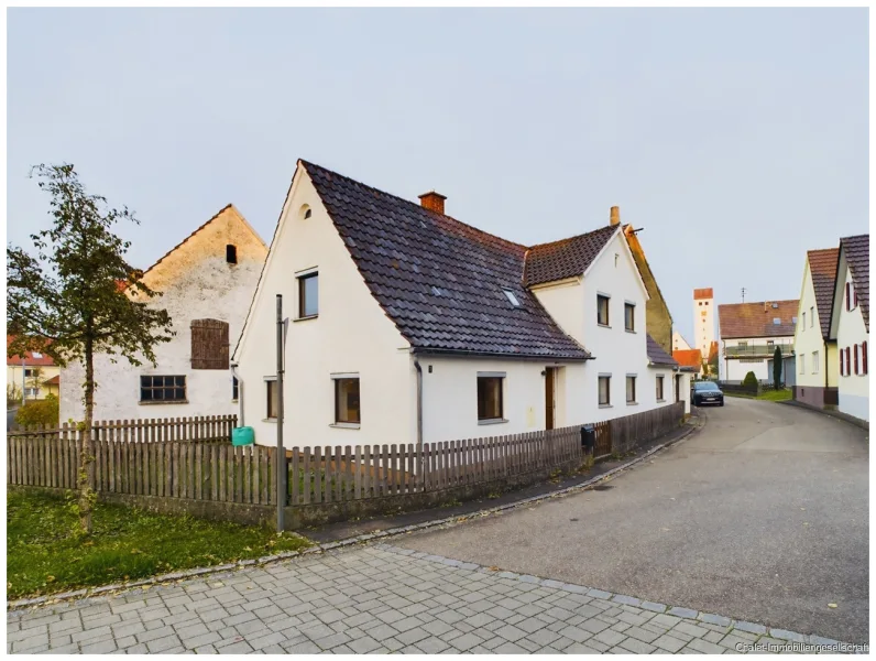 Hausansicht Süd-West - Haus kaufen in Aislingen - Charmantes Einfamilienhaus mit Ausbaumöglichkeiten!