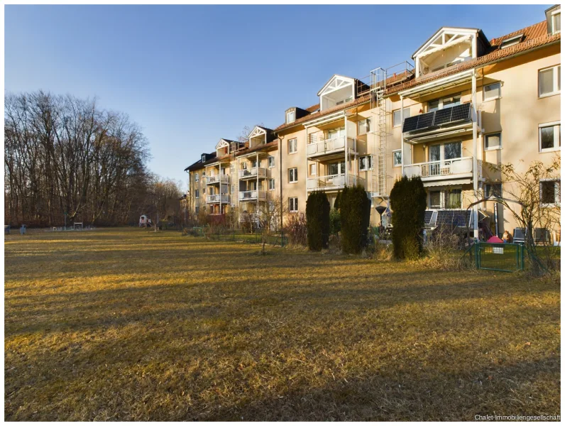 Südansicht des Hauses - Wohnung kaufen in München / Fasangarten - SONNIG - MODERN - BEZUGSFREI! Lichterfüllte 3-Zimmer-Wohnung mit Ausblick ins Grüne.