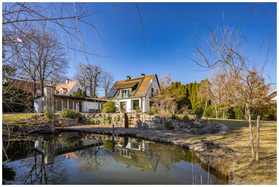 Blick über den Teich - Haus kaufen in Schondorf am Ammersee - DAS HAUS AM WASSER - Einfamilienhaus in Traumlage von Schondorf am Ammersee