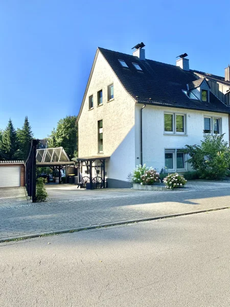 Straßenansicht  - Haus kaufen in Osnabrück - Großzügiges Zweifamilienhaus mit flexiblen  Nutzungsmöglichkeiten in Osnabrück Pye