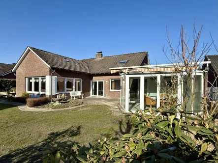 Gartenansicht - Haus mieten in Warendorf - Großzügiges Einfamilienhaus mit Wintergarten und Garten in ruhiger Lage