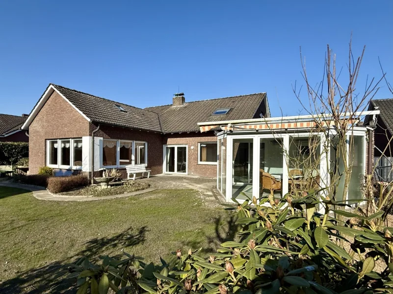 Gartenansicht - Haus mieten in Warendorf - Großzügiges Einfamilienhaus mit Wintergarten und Garten in ruhiger Lage