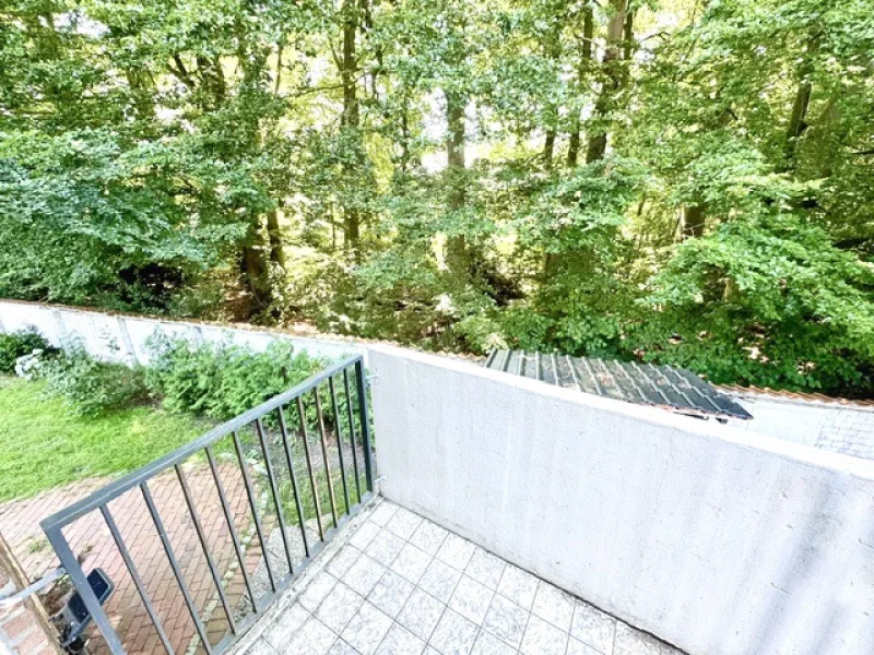 Balkon im OG mit dirketen Blick in den Park und Garten