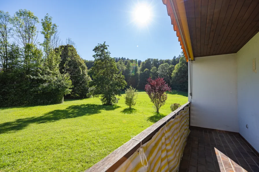 Blick vom Süd-Balkon - Wohnung kaufen in Gmund am Tegernsee - 2,5 Zimmerwohnung im idyllischen Parkanwesen in Gmund, wenige Meter vom Tegernsee