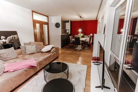 Wohnzimmer - Wohnung kaufen in Germering - + + 4-Zimmer-Erdgeschosswohnung mit Garten und bestehendem Mietverhältnis + +