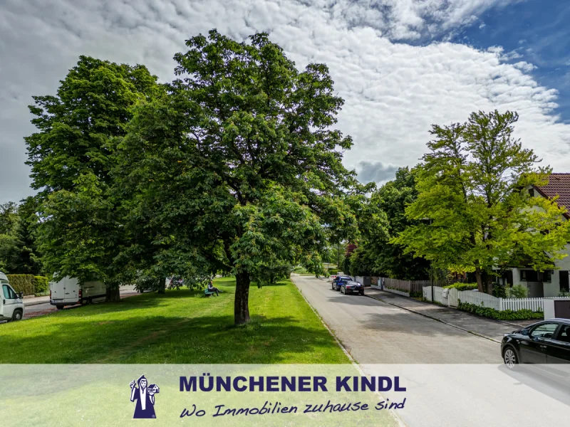 Grünanlage - Haus kaufen in München - Wunderschön gelegenes Grundstück mit Einfamilienhaus und Einliegerwohnung