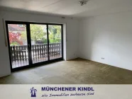 großes Schlafzimmer mit Balkon