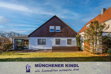 Außenansicht - Haus kaufen in München - SANIERUNGSBEDÜRFTIGES EINFAMILIENHAUS MIT EINLIEGERWOHNUNG NAHE DEM OSTPARK – IHRE CHANCE!